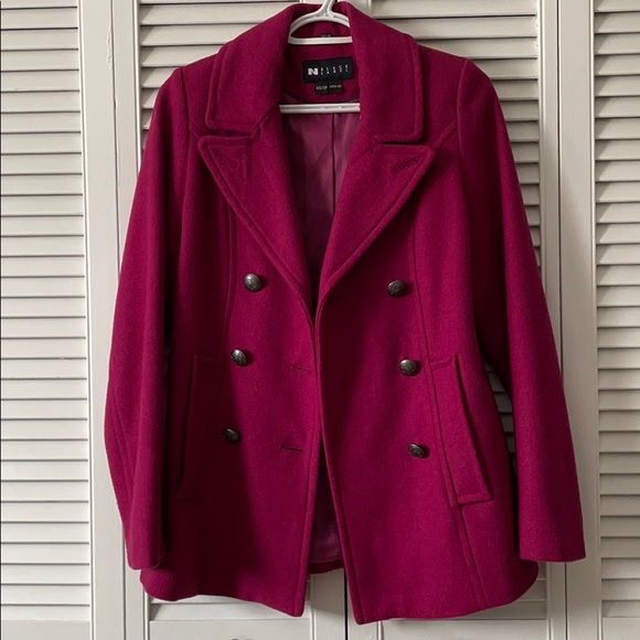 Fuschia/machenta Color 3 button coat. - Picture 4 of 7